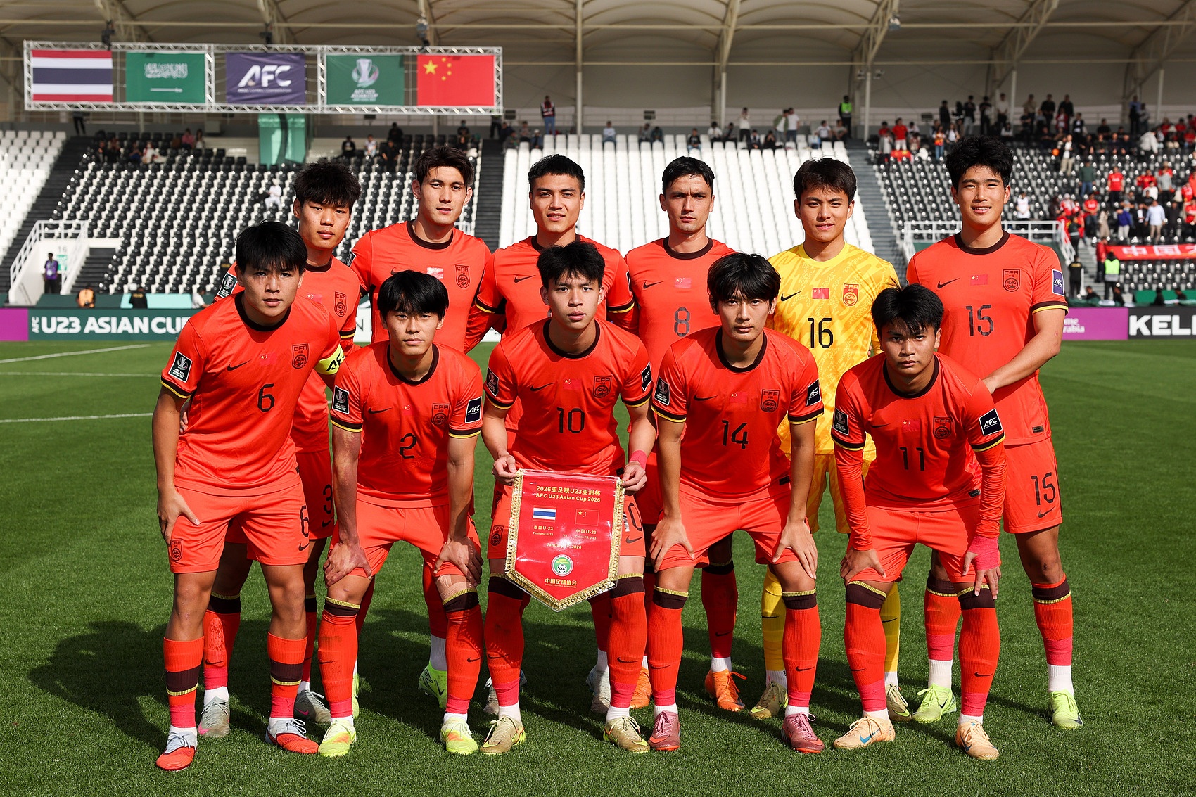 “美式霸凌”！詹姆斯“抢夺”八村座位让其去后面坐+竖中指调戏