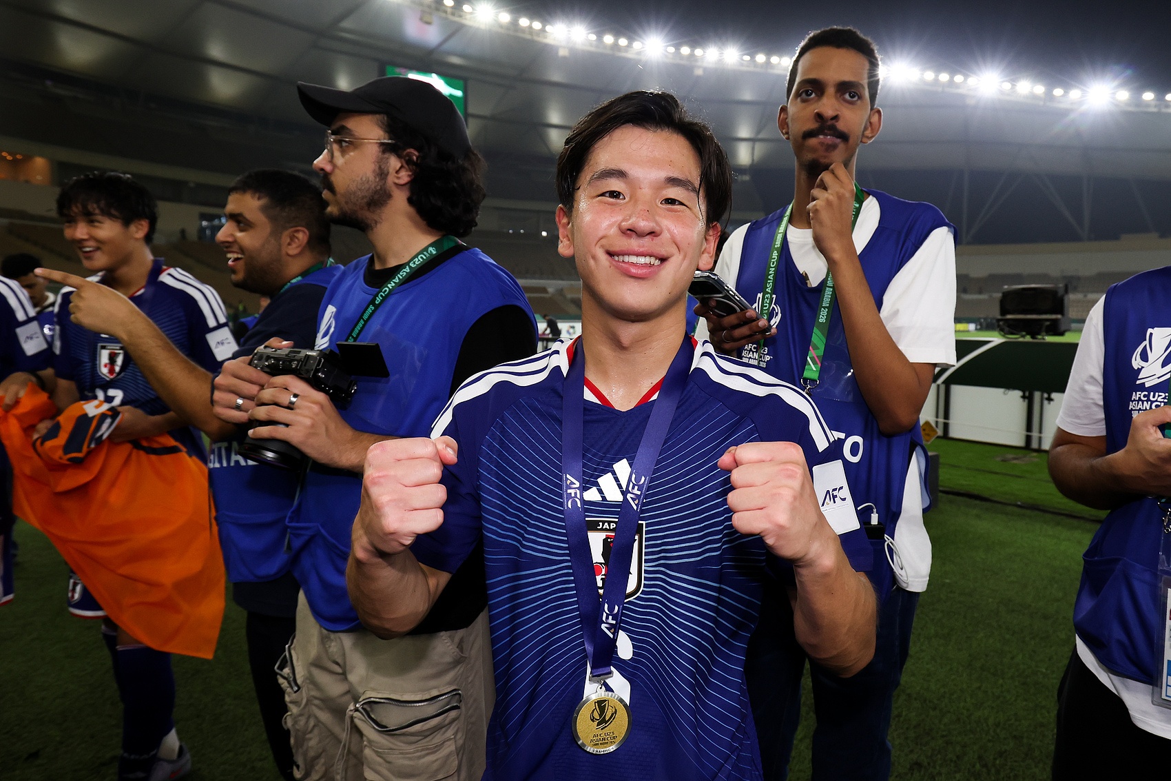 大为震撼！方镜淇手指错位+队医现场复位，古斯塔沃直接看呆了！